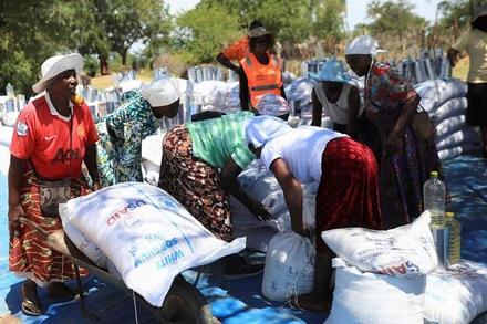 Người dân nhận hỗ trợ lương thực hằng tháng do Chương trình Lương thực thế giới (WFP) cung cấp tại Mumijo, Buhera, Zimbabwe, ngày 16/3/2024. (Ảnh: Reuters) 