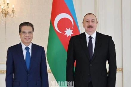 Tổng thống Azerbaijan Ilham Aliyev (bên phải) và Đại sứ Việt Nam tại Nga kiêm nhiệm Azerbaijan Đặng Minh Khôi.