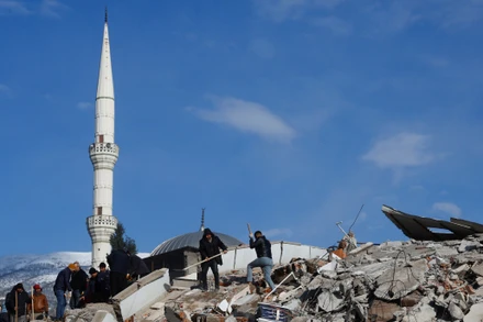 Lực lượng cứu hộ tìm kiếm tại địa điểm của 1 tòa nhà bị hư hại sau trận động đất ở Kahramanmaras, Thổ Nhĩ Kỳ, ngày 8/2/2023. (Ảnh: Reuters)