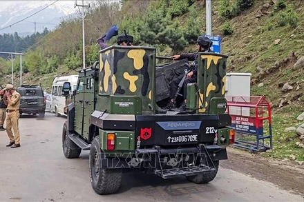 Lực lượng An ninh Ấn Độ được triển khai tại hiện trường vụ tấn công nhằm vào khách du lịch ở thị trấn Pahalgam thuộc khu vực Kashmir do Ấn Độ kiểm soát, ngày 22/4/2025. (Ảnh: ANI/TTXVN)