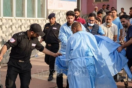 Chuyển du khách bị thương trong vụ tấn công tại Khu du lịch đồng cỏ Baisaran, gần thị trấn nghỉ dưỡng Pahalgam,Ấn Độ, ngày 22/4/2025. (Ảnh: ANI/TTXVN) 