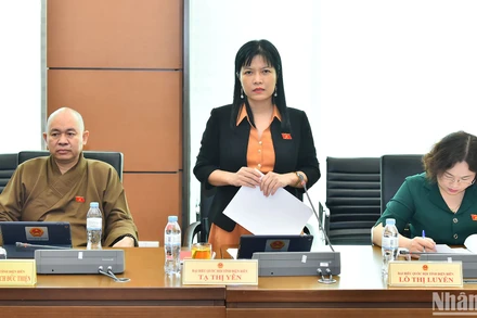 Đại biểu Tạ Thị Yên - Đoàn đại biểu Quốc hội tỉnh Điện Biên phát biểu thảo luận tại Tổ 8. (Ảnh: THỦY NGUYÊN) 