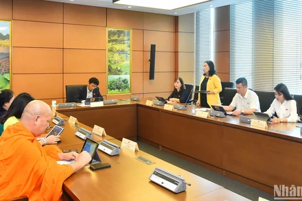 Quang cảnh thảo luận tại Tổ 6, sáng 10/11. (Ảnh: THỦY NGUYÊN) 