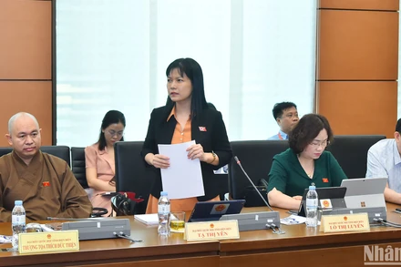 Đại biểu Tạ Thị Yên - Đoàn đại biểu Quốc hội tỉnh Điện Biên phát biểu tại buổi thảo luận tổ. (Ảnh: THỦY NGUYÊN) 