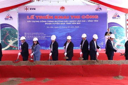 Các đại biểu thực hiện nghi thức triển khai thi công đường dây 500KV Lào Cai-Vĩnh Yên, đoạn tuyến qua tỉnh Yên Bái.