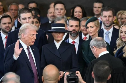 Ông Donald Trump tuyên thệ nhậm chức tại Tòa nhà Quốc hội ở Washington DC. (Ảnh: REUTERS/TTXVN) 