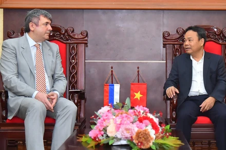 Phó Tổng Biên tập Báo Nhân Dân Đinh Như Hoan tiếp Phó Chủ nhiệm Ủy ban Đối ngoại thành phố Saint Petersburg, Kalganov Vyacheslav Gennadievich. (Ảnh: THỦY NGUYÊN) 