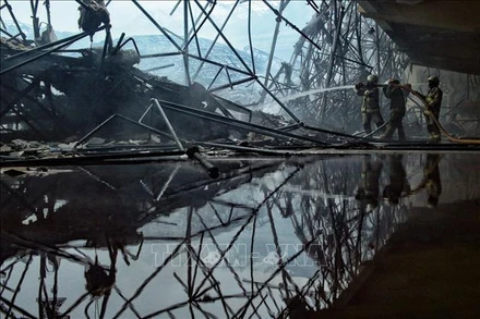 Hiện trường vụ hỏa hoạn tại nhà thờ Trung tâm Hồi giáo Jakarta, Indonesia, ngày 19/10/2022. (Ảnh: AFP/TTXVN)