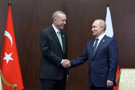 Tổng thống Thổ Nhĩ Kỳ Tayyip Erdogan (trái) gặp Tổng thống Nga Vladimir Putin tại Kazakhstan ngày 13/10/2022. (Ảnh: REUTERS)