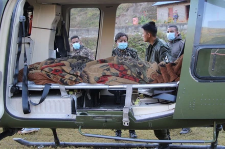 Máy bay trực thăng của quân đội vận chuyển người bị thương sau trận động đất ở Jajarkot, Nepal, ngày 4/11/2023. (Ảnh: Quân đội Nepal/Reuters) 