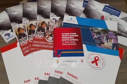 Tờ rơi tuyên truyền phòng, chống HIV/AIDS tại Nam Phi. (Ảnh: TTXVN)