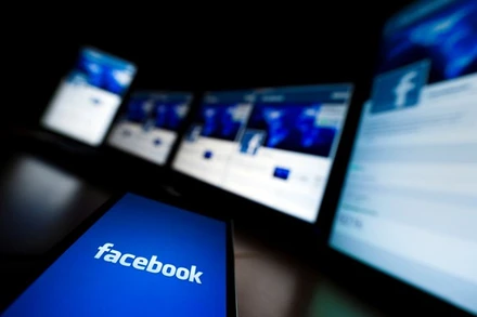 Biểu tượng Facebook trên điện thoại thông minh. (Ảnh: Reuters)