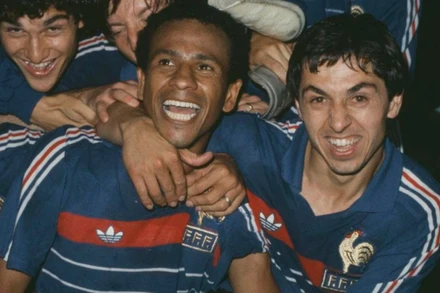 Các cầu thủ Pháp ăn mừng chức vô địch trong kỳ EURO được tổ chức trên sân nhà vào năm 1984. (Ảnh: Getty Images) 