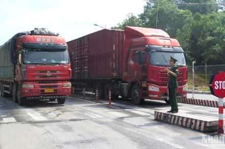 Cán bộ, chiến sĩ Trạm kiểm soát biên phòng cửa khẩu quốc tế Hữu Nghị, Cao Lộc (Lạng Sơn) kiểm tra, giám sát xe chở hàng hóa xuất, nhập khẩu qua biên giới. (Ảnh: VI HÙNG TRÁNG) 