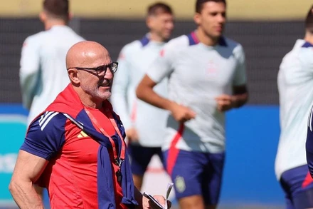 Huấn luyện viên Luis de la Fuente trong buổi tập cùng tuyển Tây Ban Nha. (Ảnh: Reuters) 