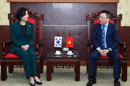 Tổng Biên tập Lê Quốc Minh tiếp Đại sứ Hàn Quốc Oh Youngju tới thăm và làm việc tại Báo Nhân Dân. (Ảnh: THỦY NGUYÊN)