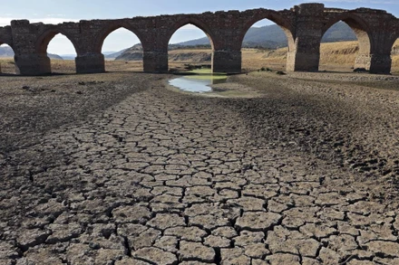 Cảnh khô hạn trên sông Guadiana, đoạn chảy qua Villarta de los Montes thuộc vùng Extremadura, Tây Ban Nha, ngày 16/8/2022. (Ảnh: AFP/TTXVN) 