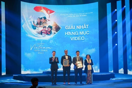 Nguyên Phó Chủ tịch nước Trương Mỹ Hoa và Bộ trưởng Thông tin và Truyền thông Nguyễn Mạnh Hùng trao Giải Nhất cho 2 tác giả. (Ảnh: TRUNG HƯNG) 