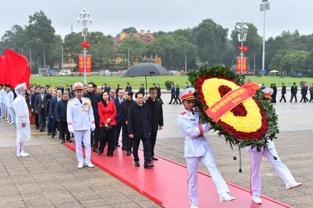 Đoàn đại biểu Bộ Ngoại giao, Trưởng các cơ quan đại diện Việt Nam ở nước ngoài vào Lăng viếng Chủ tịch Hồ Chí Minh.