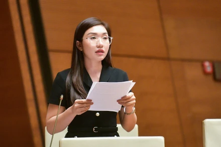 Đại biểu Quàng Thị Nguyệt - Đoàn đại biểu Quốc hội tỉnh Điện Biên phát biểu. (Ảnh: ĐĂNG KHOA) 