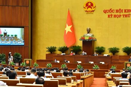 Bộ trưởng Văn hóa, Thể thao và Du lịch Nguyễn Văn Hùng trình bày tờ trình. (Ảnh: THỦY NGUYÊN)