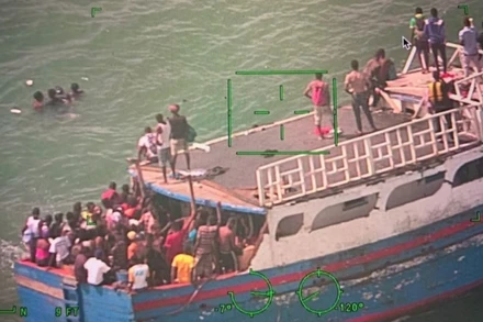 Một chiếc thuyền chở 356 người di cư Haiti mắc cạn ngoài khơi Florida, Mỹ, ngày 6/3/2022. (Ảnh minh họa: Tuần duyên Mỹ/Reuters) 