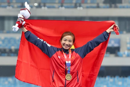 Nguyễn Thị Oanh đã làm dậy sóng giới hâm mộ điền kinh khu vực khi lập "cú hat-trick vàng" tại SEA Games 32 tính đến thời điểm này.