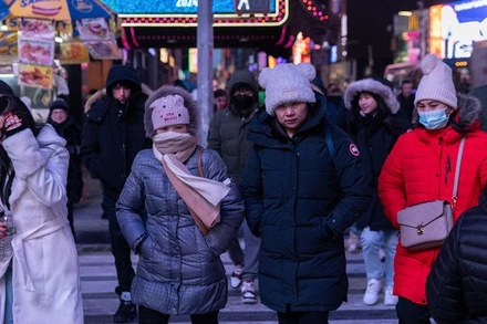 Người dân đi bộ trên Quảng trường Thời đại trong thời tiết lạnh giá ở thành phố New York, Mỹ, ngày 20/1/2024. (Ảnh: Reuters) 