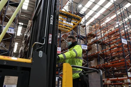 Nhân viên làm việc trong kho của một công ty ở Birmingham, Anh. (Ảnh minh họa: Xinhua) 