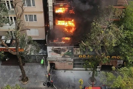 Lực lượng chức năng nỗ lực dập tắt đám cháy. (Ảnh: CTV)