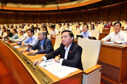 Quốc hội biểu quyết thông qua Nghị quyết về Kế hoạch phát triển kinh tế-xã hội năm 2023 trong phiên họp chiều 10/11. (Ảnh: THỦY NGUYÊN)