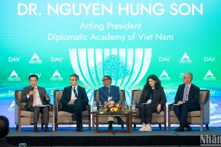 Các chuyên gia, diễn giả trao đổi tại Phiên toàn thể thứ 5 trong khuôn khổ Diễn đàn Tương lai ASEAN 2025. (Ảnh: SƠN TÙNG)