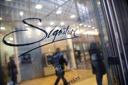 Chỉ trong vòng 3 ngày, việc 2 ngân hàng lớn của Mỹ là Silicon Valley Bank và Signature Bank (ảnh) lần lượt sụp đổ và tuyên bố ngừng hoạt động đang gây ra 1 cơn địa chấn đối với thị trường tài chính-ngân hàng. (Ảnh: THX/TTXVN)
