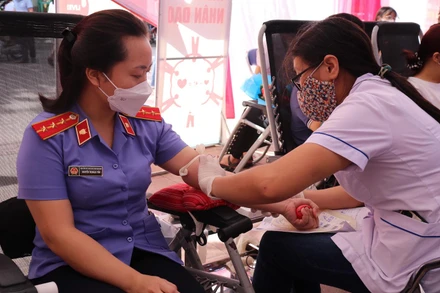 Các tình nguyện viên tham gia hiến máu.