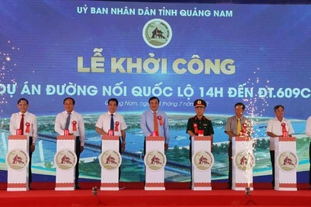 Lãnh đạo tỉnh và Quân khu 5 bấm nút khởi công công trình.