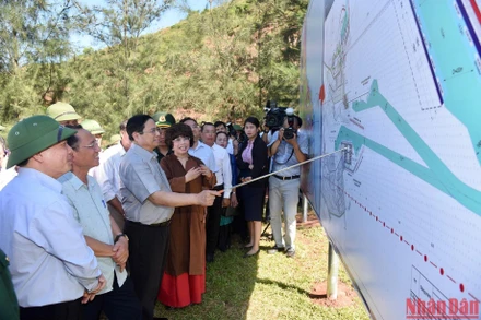 Thủ tướng Phạm Minh Chính khảo sát tại cảng Cửa Lò.