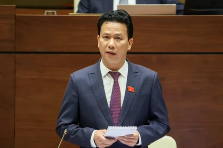 Bộ trưởng Tài nguyên và Môi trường Đặng Quốc Khánh phát biểu giải trình, làm rõ một số vấn đề đại biểu Quốc hội nêu. (Ảnh: DUY LINH)
