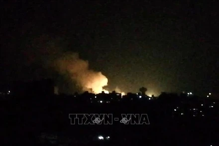 Khói lửa bốc lên sau 1 vụ không kích của Israel xuống khu vực Damascus, Syria. (Ảnh tư liệu: AFP/TTXVN)