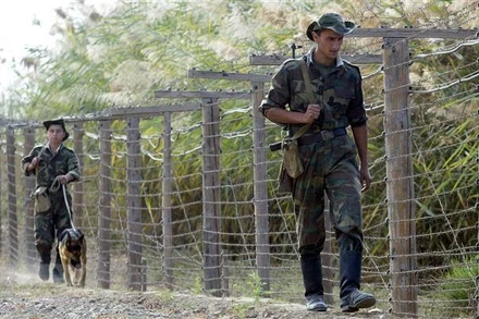 Lính biên phòng Tajikistan tuần tra tại khu vực biên giới ở thị trấn Pyandj, cách thủ đô Dushanbe khoảng 220km. (Ảnh tư liệu: AFP/TTXVN)