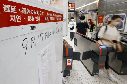 Một bảng thông báo về các chuyến tàu tốc hành bị hạn chế do bão Nanmadol. (Ảnh minh họa: KYODO)