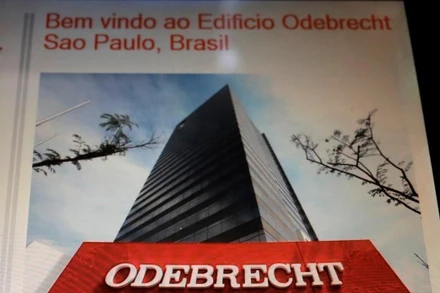 Logo của tập đoàn xây dựng Odebrecht bên trong thang máy tại trụ sở chính ở Sao Paulo, Brazil. (Ảnh: Reuters)