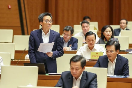 Phó Thủ tướng Vũ Đức Đam phát biểu làm rõ một số nội dung các đại biểu Quốc hội quan tâm. (Ảnh: DUY LINH)