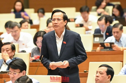 Bộ trưởng Lao động-Thương binh và Xã hội Đào Ngọc Dung phát biểu giải trình. (Ảnh: DUY LINH)
