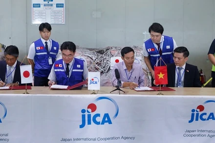 Đại diện Chính phủ Nhật Bản và Việt Nam ký biên bản bàn giao hàng viện trợ khẩn cấp trong lễ bàn giao vật tư được tổ chức vào sáng 15/9.