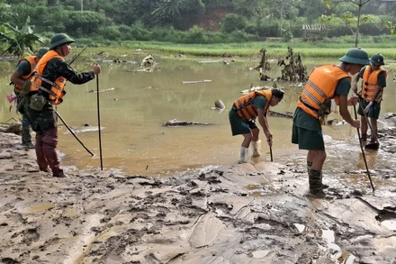 Lực lượng quân đội, công an, tình nguyện viên tiếp tục tìm kiếm tại hiện trường Làng Nủ ngày 15/9. (Ảnh: TÂM THỜI)