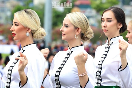 Các thí sinh Hoa hậu Du lịch thế giới trong trang phục truyền thống của đồng bào dân tộc Thái.