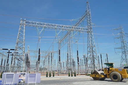 Công tác chuẩn bị cho lễ khánh thành dự án đường dây 500kV mạch 3 tại điểm cầu Thanh Hóa (Trạm biến áp 500kV Thanh Hóa) đã hoàn tất. (Ảnh: TRUNG HƯNG)