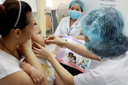 Cho trẻ uống Vitamin A tại quận Đống Đa, Hà Nội. (Ảnh minh họa: TTXVN)