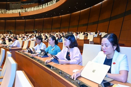 Quốc hội biểu quyết thông qua Nghị quyết về việc lấy phiếu tín nhiệm, bỏ phiếu tín nhiệm đối với người giữ chức vụ do Quốc hội, Hội đồng nhân dân bầu hoặc phê chuẩn (sửa đổi). (Ảnh: DUY LINH)