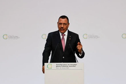 Tổng thống Niger, Mohamed Bazoum phát biểu trong phiên khai mạc Hội nghị thượng đỉnh về Hiệp ước tài chính toàn cầu mới tại Palais Brogniart, Paris, Pháp, ngày 22/6/2023. (Ảnh: Pool/Reuters)
